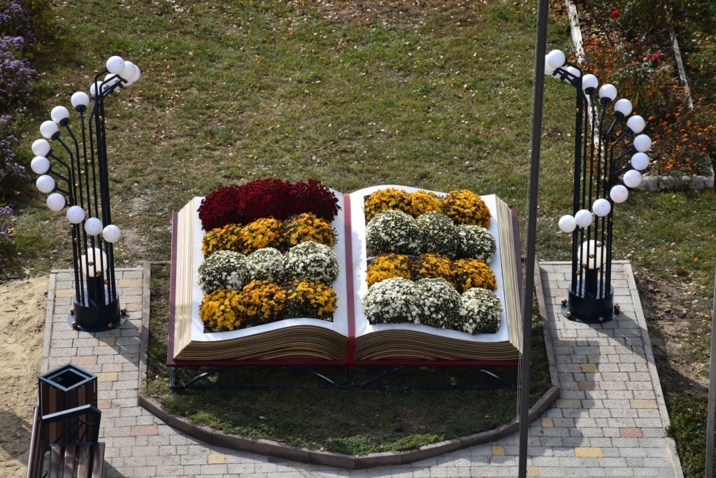 У Рогатині висадили квіткову "Книгу мудрості" 1