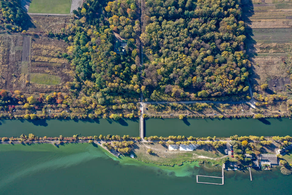 В мережі опублікували світлини "Бурштинського моря" з висоти пташиного польоту 1