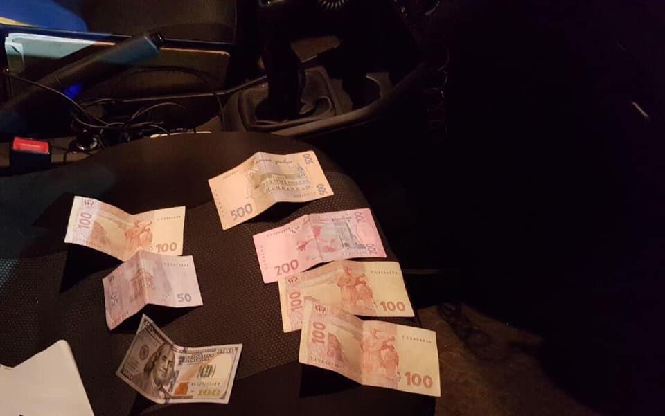 На Коломийщині поліцейські затримали чоловіка, який намагався підкупити патрульних 3