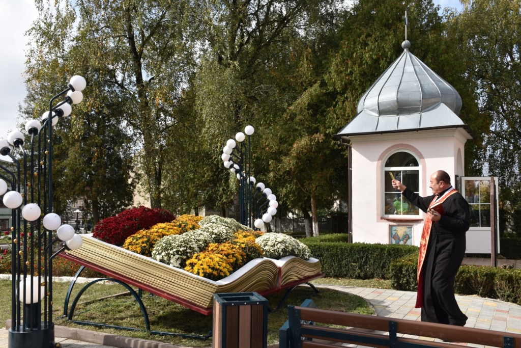 У Рогатині висадили квіткову "Книгу мудрості" 2