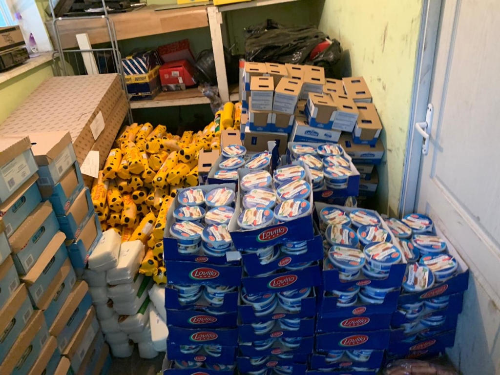 Митники вилучили у водія рейсового автобуса з Прикарпаття дві тонни продуктів 6