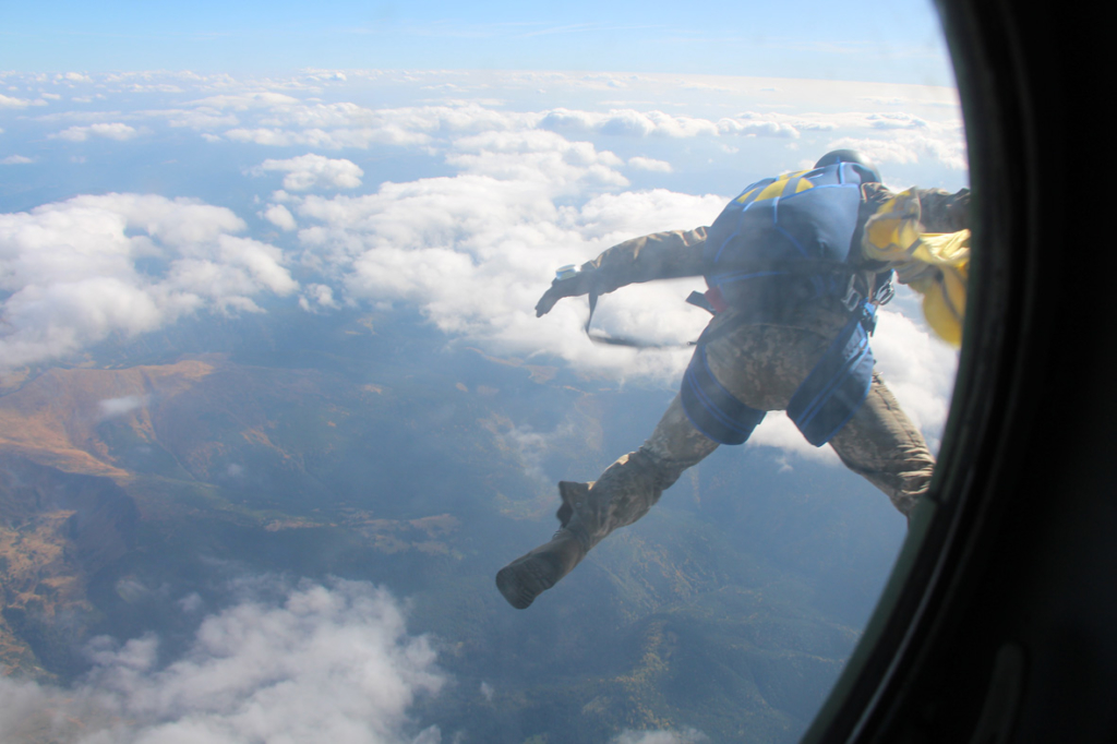 Вперше військові рятувальники стрибнули з парашутом на Говерлу 6