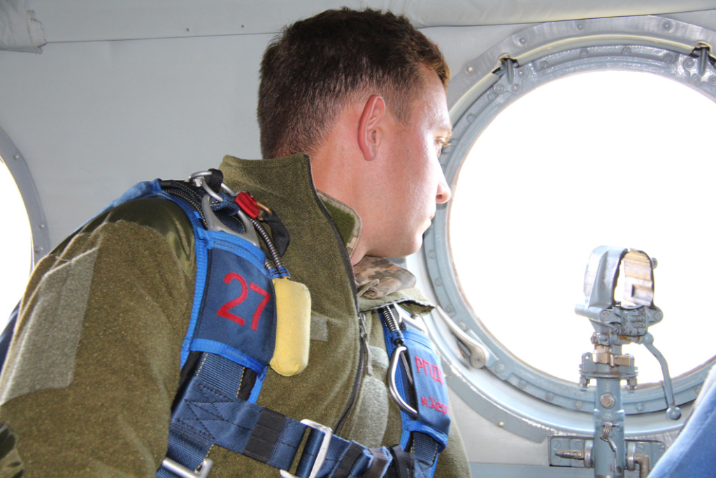 Вперше військові рятувальники стрибнули з парашутом на Говерлу 2