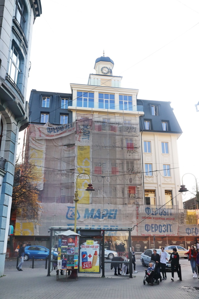 Архітектурний шрам: франківці критикують реставрацію готелю "Дністер" 2