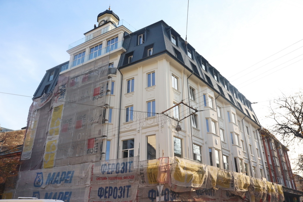 Архітектурний шрам: франківці критикують реставрацію готелю "Дністер" 1