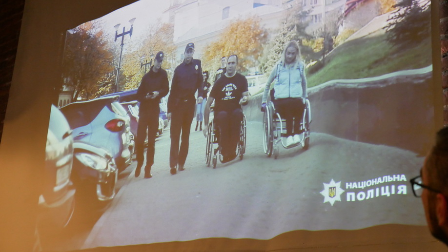 У Франківську поліцейські зняли ролик про паркування для людей з інвалідністю 8