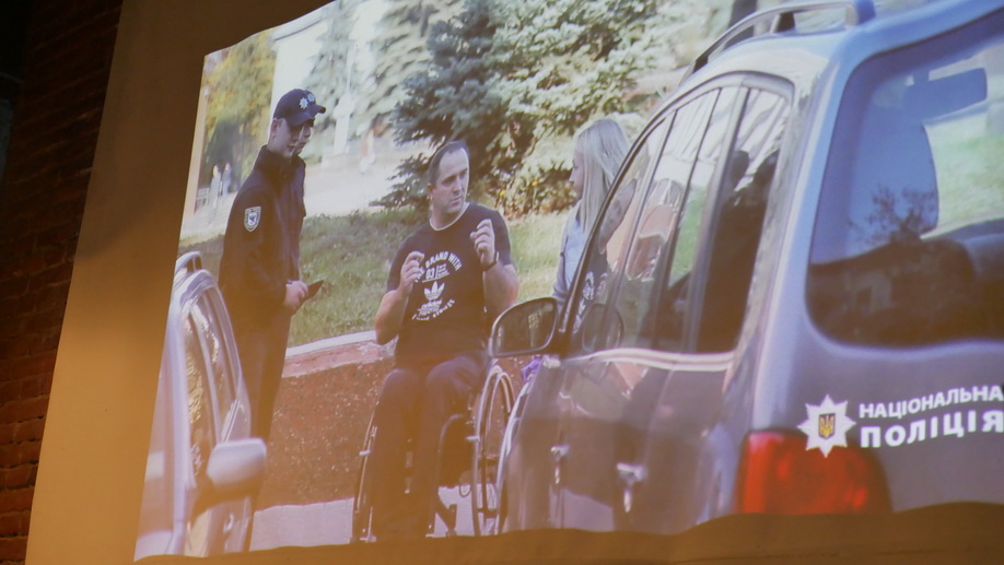 У Франківську поліцейські зняли ролик про паркування для людей з інвалідністю 9