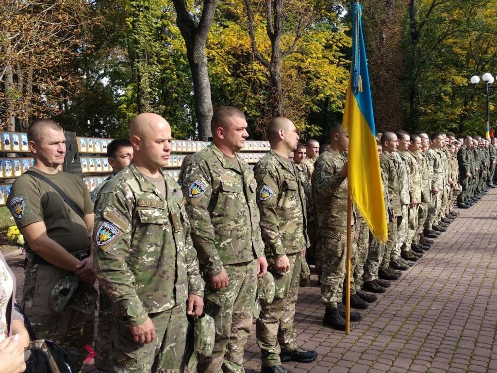 Урочиста хода, панахида та віче: у Франківську відзначають День захисника України 10