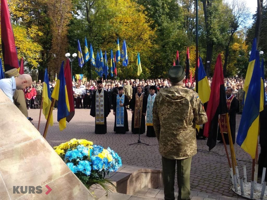 Урочиста хода, панахида та віче: у Франківську відзначають День захисника України 8