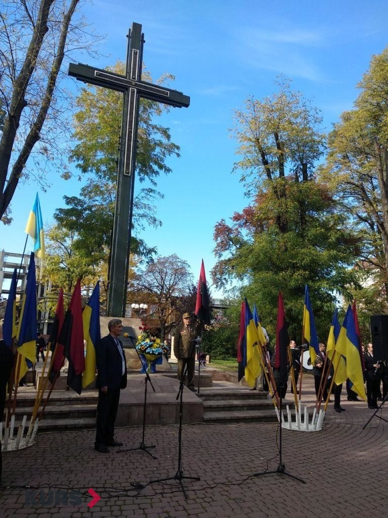 Урочиста хода, панахида та віче: у Франківську відзначають День захисника України 9