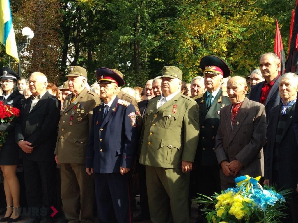 Урочиста хода, панахида та віче: у Франківську відзначають День захисника України 11