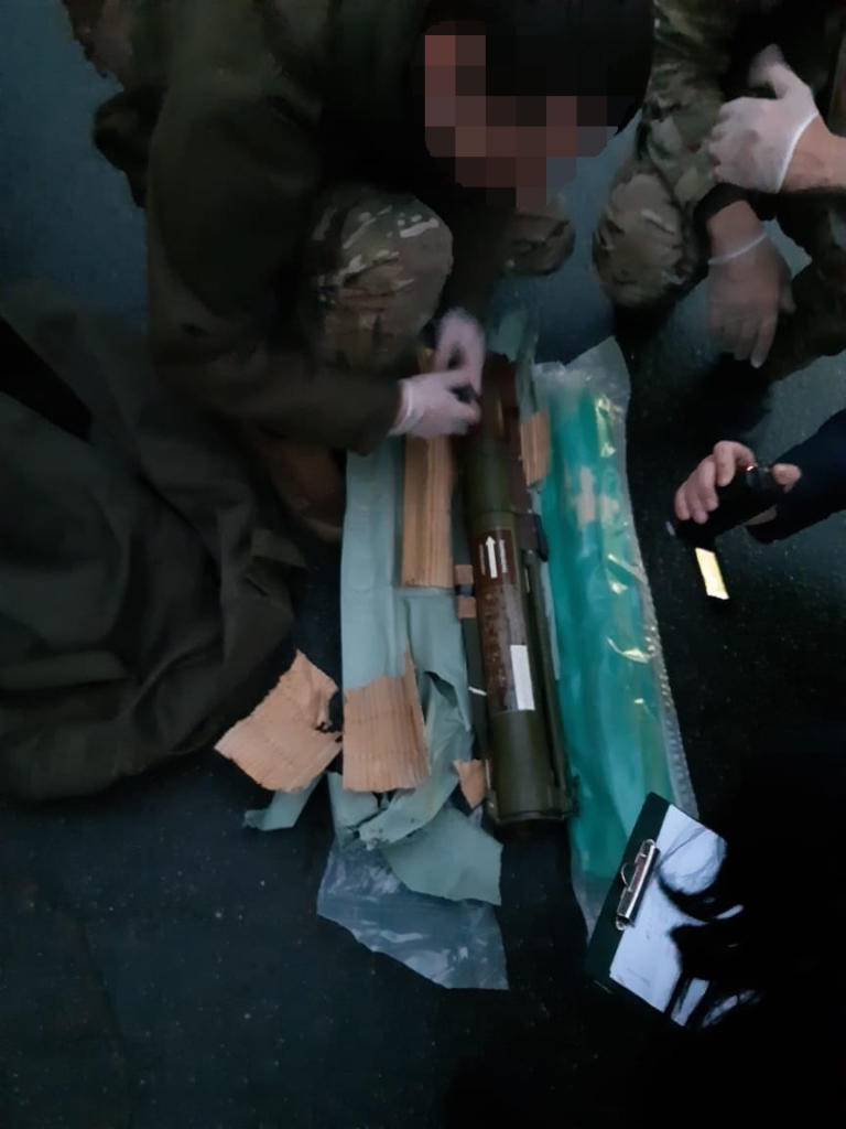 На Франківщині СБУ затримала військового, що продавав гранатомети, гранати і тротилові шашки 4