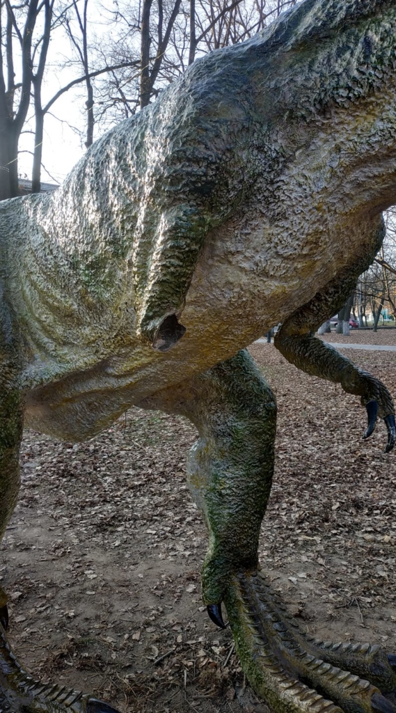 Динозавр у парку Івано-Франківська