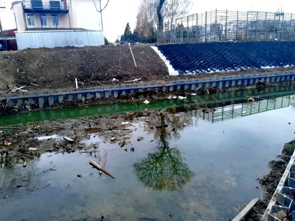 У Калуші річка Сівка стала смарагдовою. ФОТОФАКТ 2