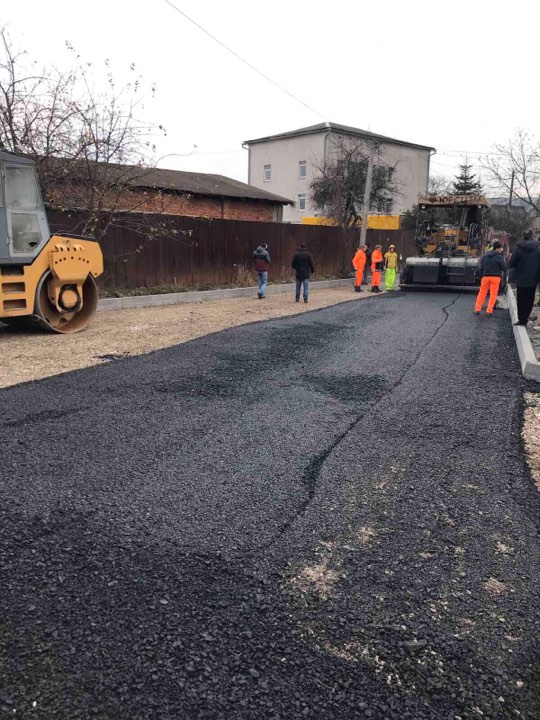 На вулиці Макогона укладають свіжий асфальт 1