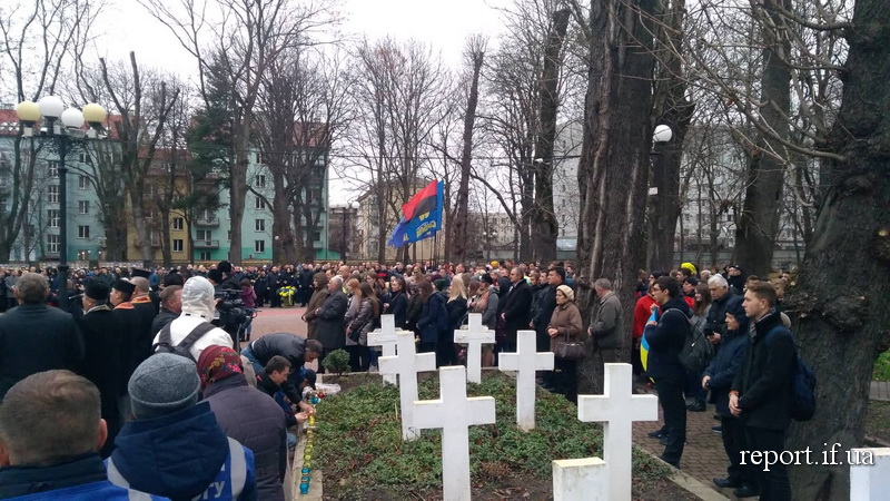 У Франківську вшанували Героїв Небесної сотні та загиблих захисників 1