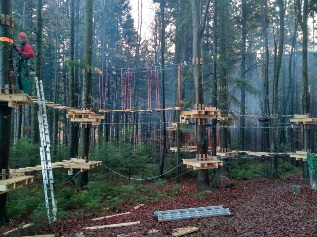 У лісгоспі на Франківщині встановили мотузковий парк для дітей 4