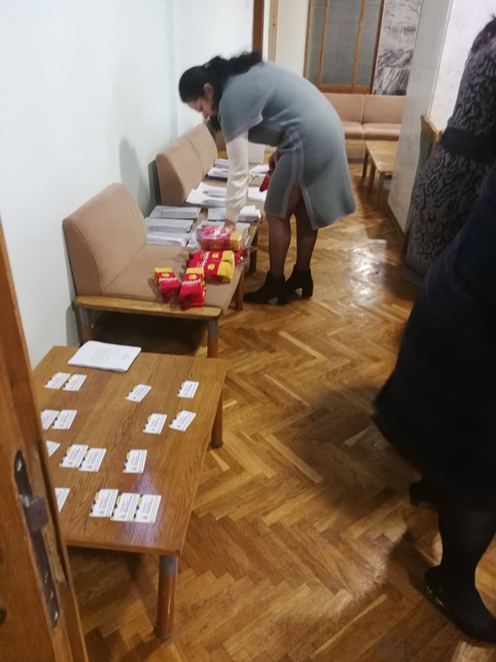 Депутатам на сесії подарували шкарпетки з логотипом міста 1