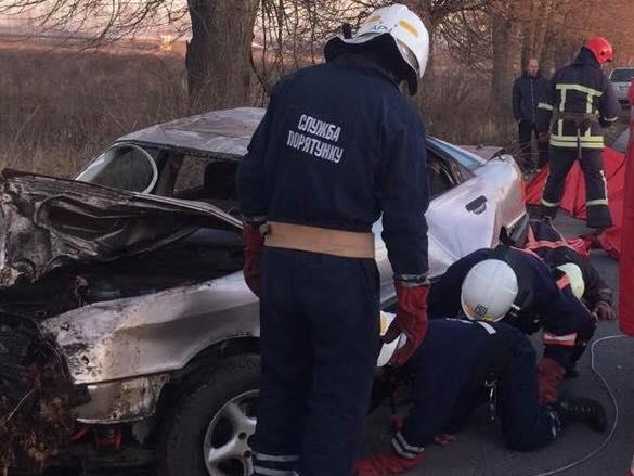 Під Франківськом "Ауді" врізалася в дерево – водій загинув 2