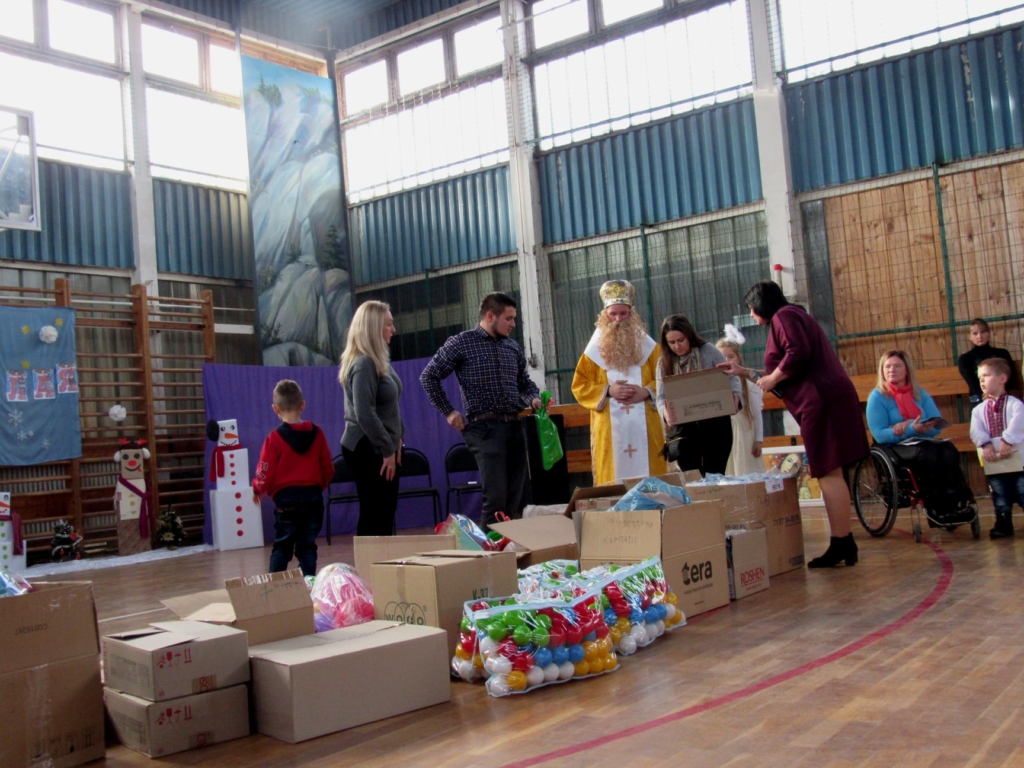 Подарували дітям трішки дива: працівники ВО "Карпати" зібрали 40 тисяч гривень на благодійність 10