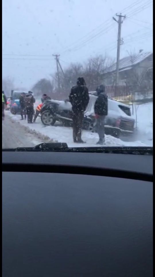 На Франківщині через ожеледу кілька автомобілів злетіли з дороги 2