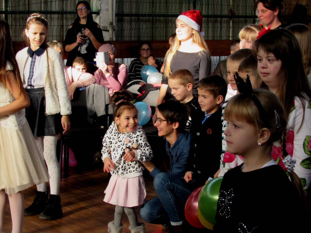 Подарували дітям трішки дива: працівники ВО "Карпати" зібрали 40 тисяч гривень на благодійність 13