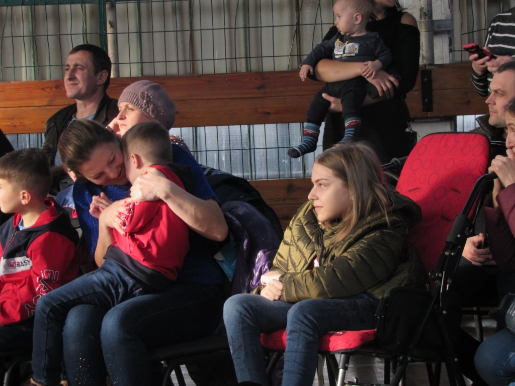 Подарували дітям трішки дива: працівники ВО "Карпати" зібрали 40 тисяч гривень на благодійність 15