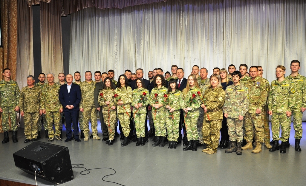 У Франківську випускникам кафедри військової підготовки Прикарпатського університету вручили погони 1