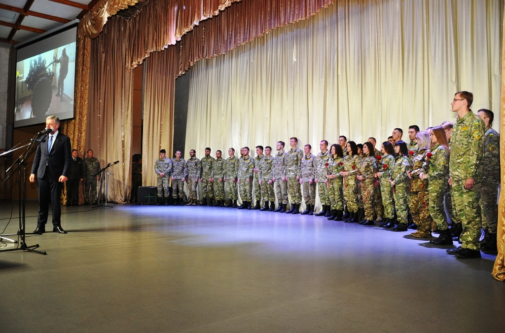 У Франківську випускникам кафедри військової підготовки Прикарпатського університету вручили погони 3