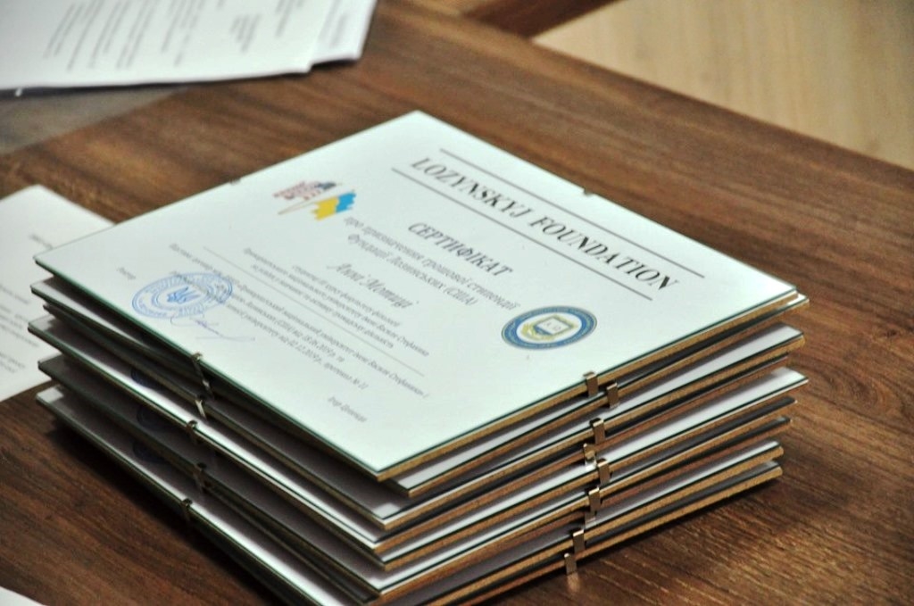 10 студентів Прикарпатського університету отримали стипендії по 500 доларів 1