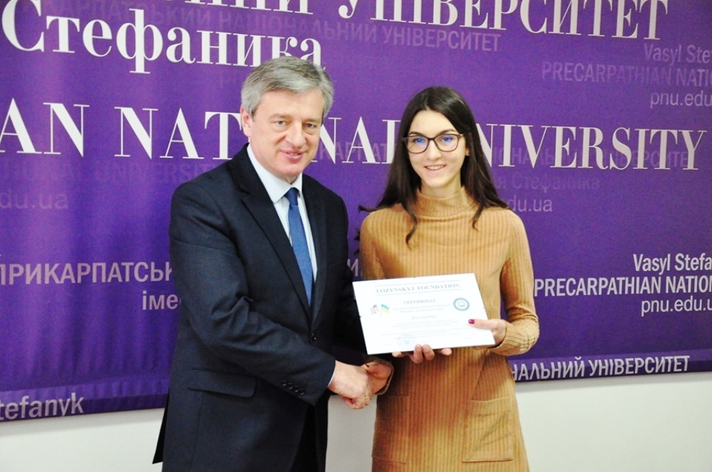 10 студентів Прикарпатського університету отримали стипендії по 500 доларів 4