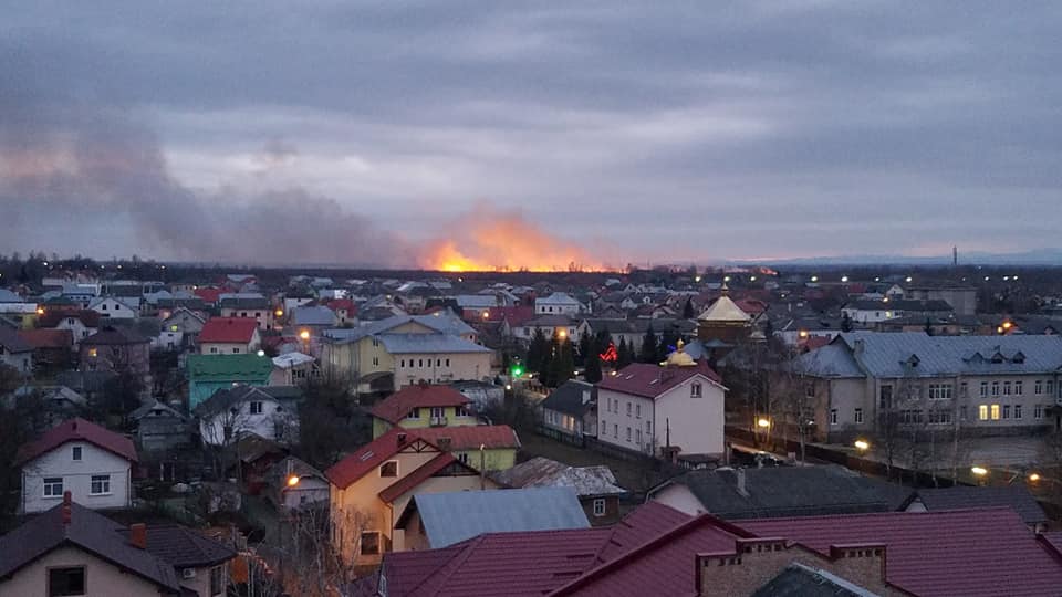 У Франківську масштабна пожежа - горять поля 1