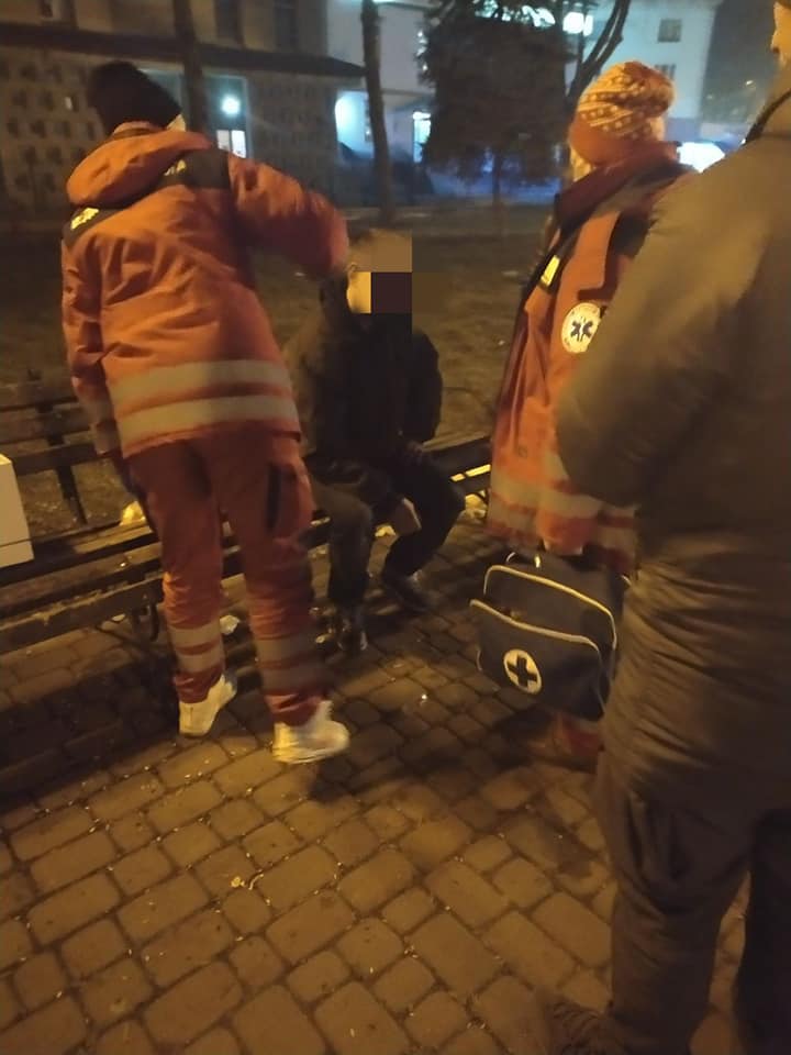 У Франківську муніципальні інспектори врятували травмованого п'яного чоловіка 1