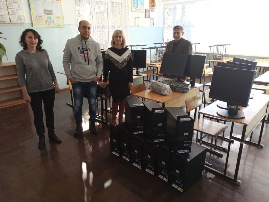 Франківські айтішники подарували двом школам 20 комп'ютерів 3