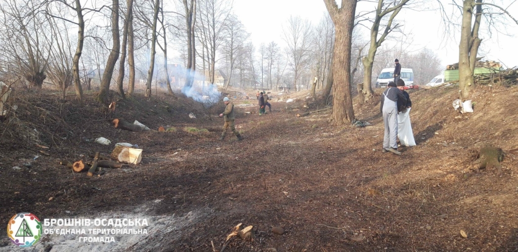 Мешканці прикарпатського села облагородили відпочинкову зону та назбирали дров для малозабезпечених сімей 1