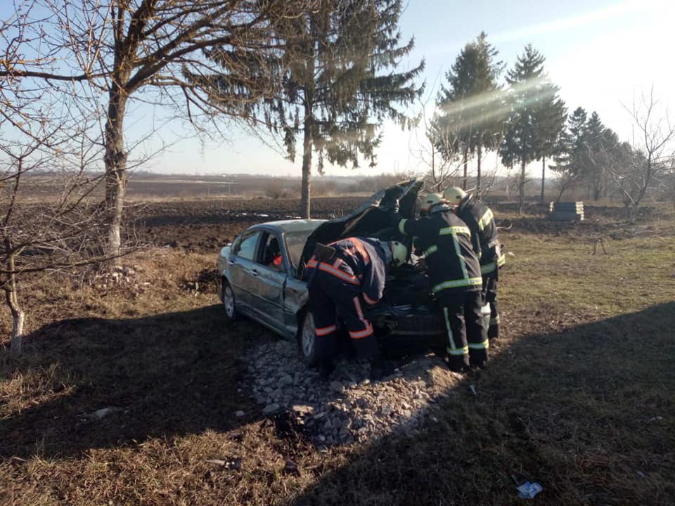 На Городенківщині зіткнулися два легковики – рятувальники витягали водія з салону 1