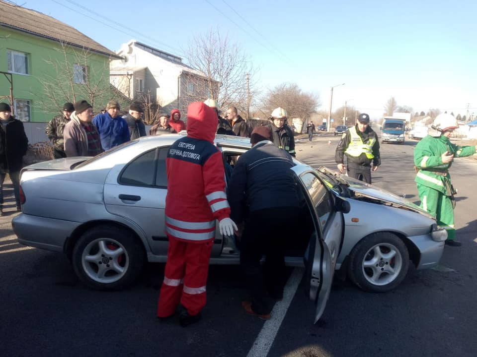 На Городенківщині зіткнулися два легковики – рятувальники витягали водія з салону 3