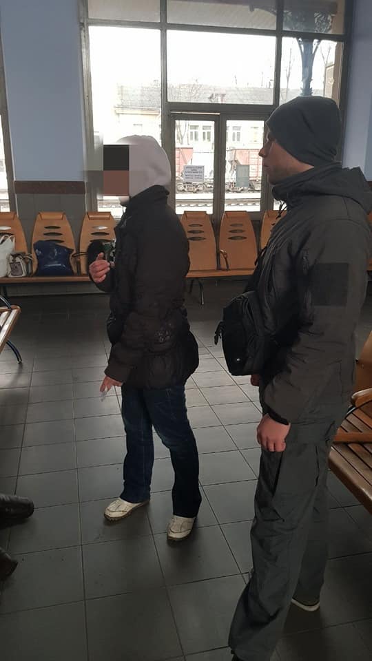На франківському вокзалі жінка погрожувала перехожим фізичною розправою 1