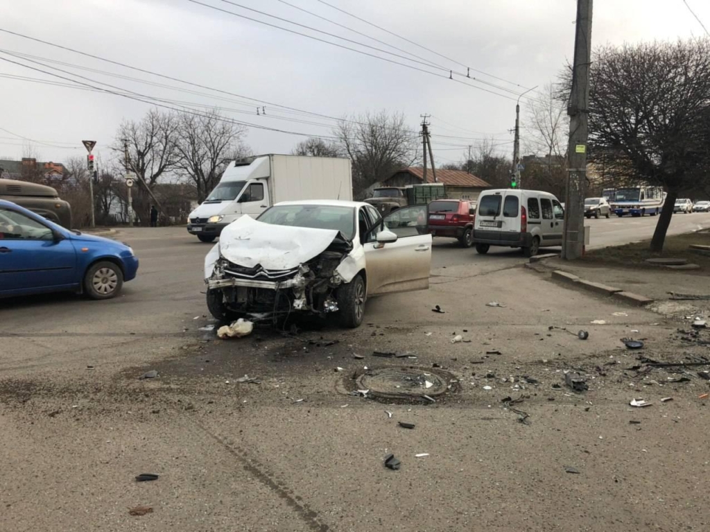 У Франківську у ДТП травмувалися троє людей 1