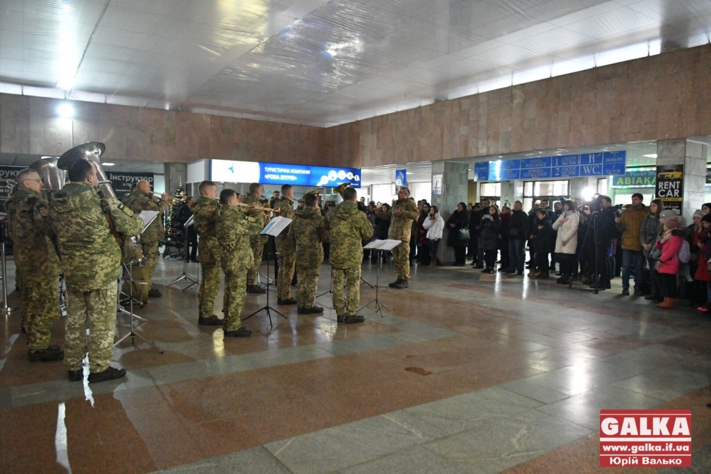 В аеропорту Франківська реквіємом вшанували "кіборгів" – захисників ДАП 2
