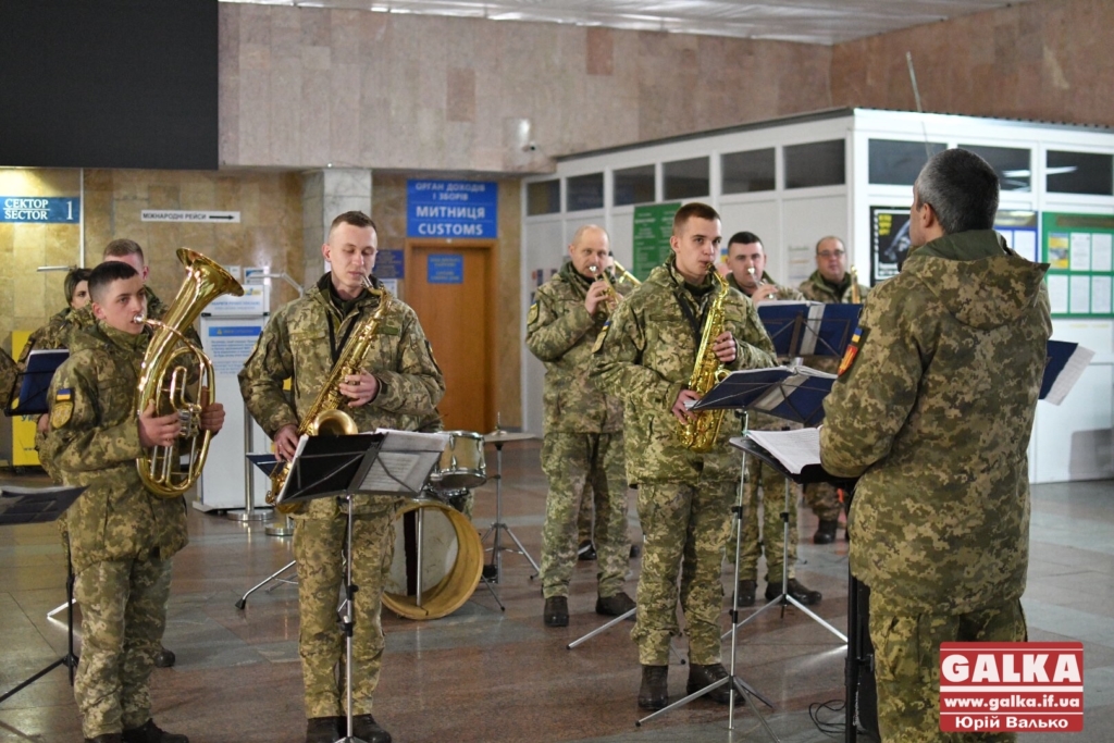 В аеропорту Франківська реквіємом вшанували "кіборгів" – захисників ДАП 1