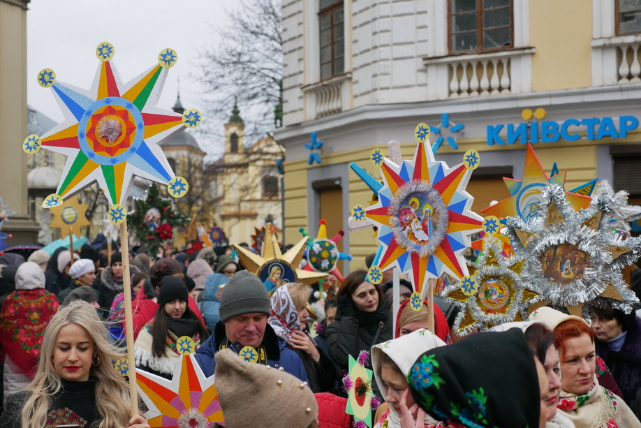 660 вифлиємських зірок: у Франківську пройшла рекордна різдвяна хода 19