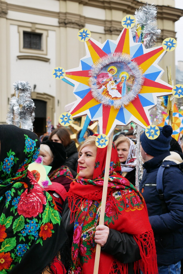 660 вифлиємських зірок: у Франківську пройшла рекордна різдвяна хода 16