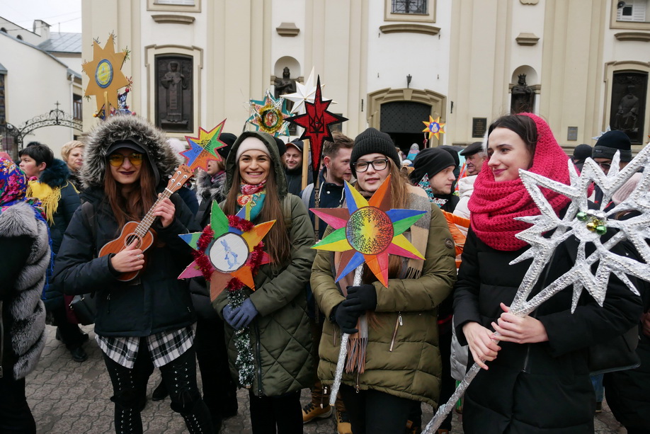660 вифлиємських зірок: у Франківську пройшла рекордна різдвяна хода 14