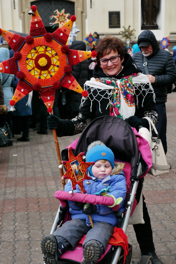 660 вифлиємських зірок: у Франківську пройшла рекордна різдвяна хода 10