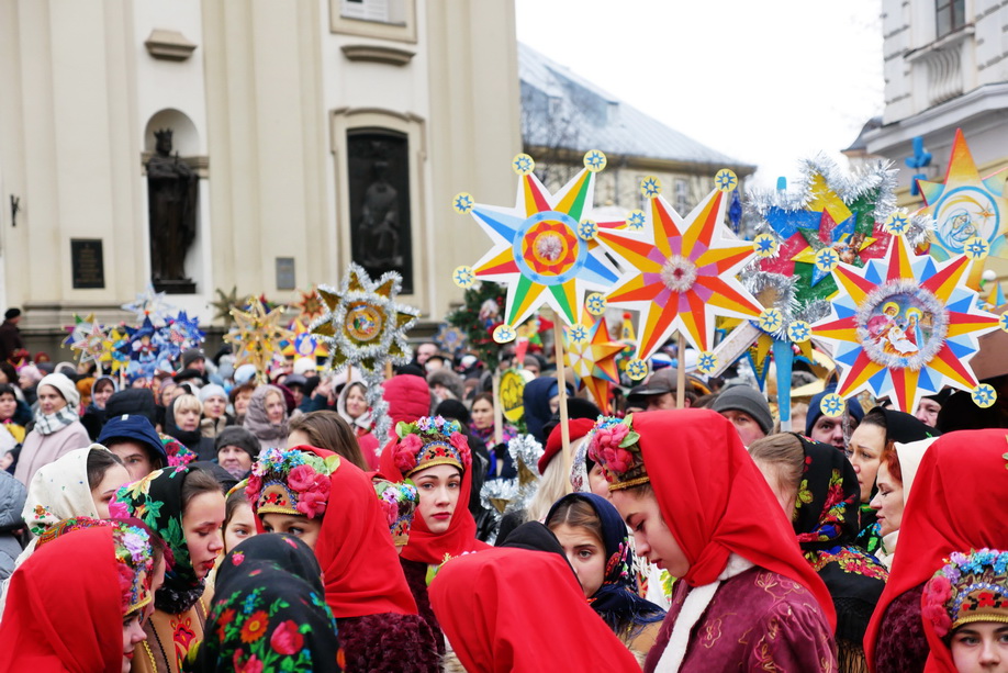 660 вифлиємських зірок: у Франківську пройшла рекордна різдвяна хода 9