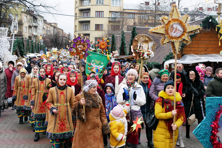 660 вифлиємських зірок: у Франківську пройшла рекордна різдвяна хода 7