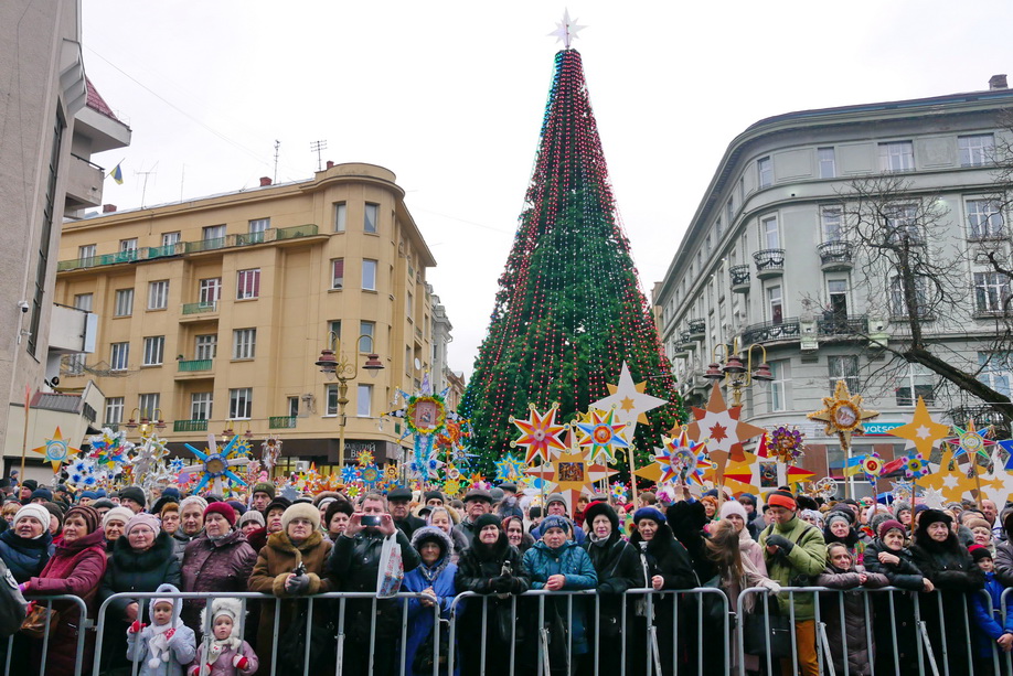 660 вифлиємських зірок: у Франківську пройшла рекордна різдвяна хода 2