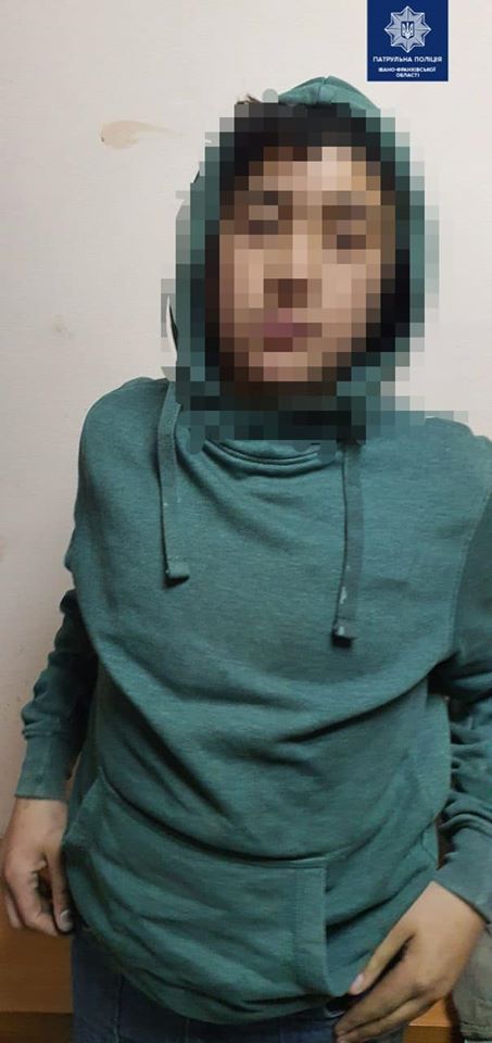 У Франківську на вокзалі четверо ромів пограбували чоловіка 3