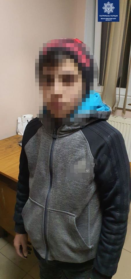 У Франківську на вокзалі четверо ромів пограбували чоловіка 2